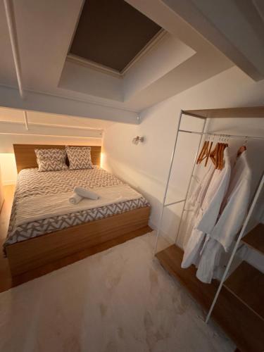 une petite chambre avec un lit et un miroir dans l'établissement Loft Moderne, à Poitiers