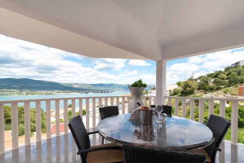 Apartments with parking space Mastrinka - Ciovo - 23789