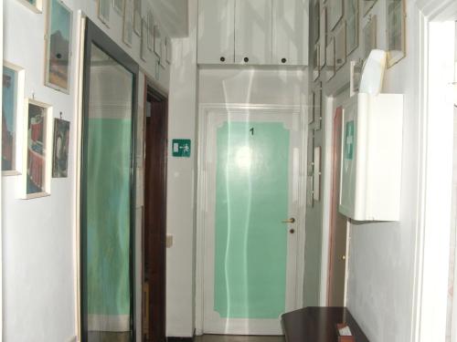 a hallway with a green door in a room at B&B La Cubanina in Rome