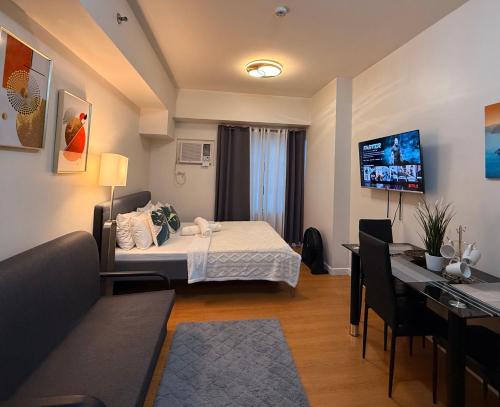 Katil atau katil-katil dalam bilik di Cozy Condo in Ermita Manila near St Lukes Medical Center and US Embassy
