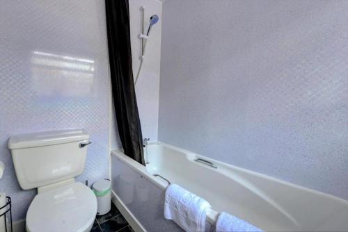 Ένα μπάνιο στο Central - 2br House - Free Parking - Garden