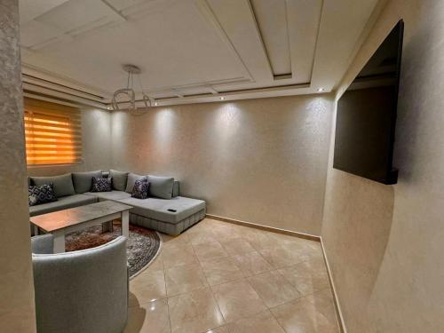 a living room with a couch and a table at Appartement centre-ville Tanger messnana in Tangier