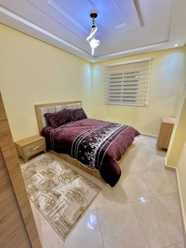a bedroom with a bed in a room at Appartement centre-ville Tanger messnana in Tangier