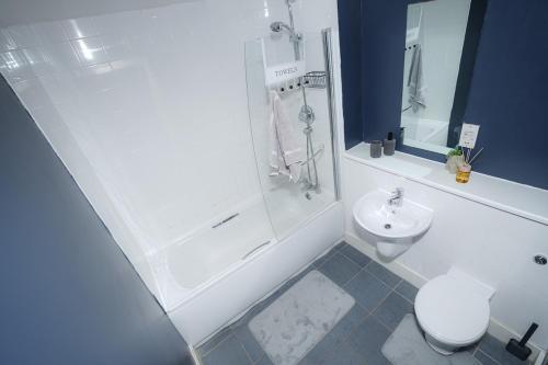 a bathroom with a shower and a toilet and a sink at 2 Bed Apartment - Bham City Centre, Next to Utility Arena - Free Parking! in Birmingham