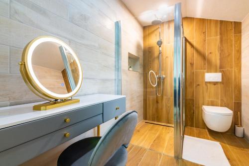 ein Badezimmer mit Spiegel und Waschbecken in der Unterkunft Villa Old Stone in Gabonjin