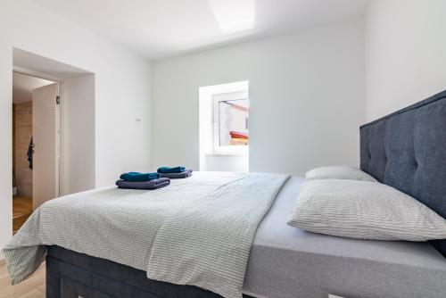 ein Schlafzimmer mit einem großen Bett mit zwei Kissen darauf in der Unterkunft Villa Old Stone in Gabonjin