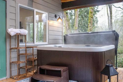 Ένα μπάνιο στο Near Rivers and Boating Home with Hot Tub in Longview