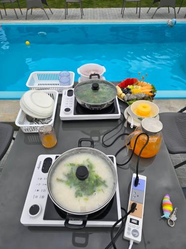 Ban Nong Bua NoiChaba3的桌边有两盘饭的桌子