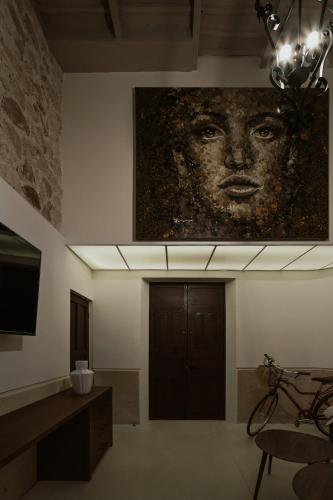 a room with a painting of a woman on the wall at Casa Meraki Mérida - Paseo de Montejo in Mérida
