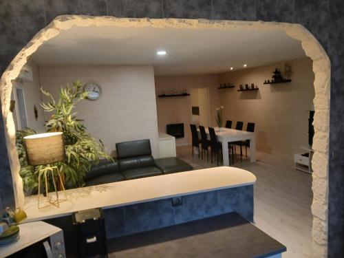 un salon avec un canapé et une table dans l'établissement Bienvenue, à Noyers-sur-Cher