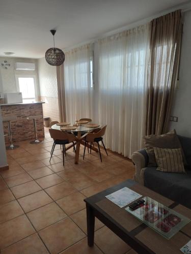 una sala de estar con un sofá y una mesa en Casa El Patio en Ronda, en Ronda