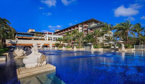 a resort with a fountain in the middle of a pool at Wyndham Grand Plaza Royale Wenchang in Wenchang