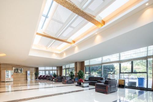 an open lobby with a large skylight at Chengdu Joyhub Cheer Hotel in Shuangliu