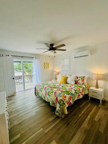 a bedroom with a bed and a ceiling fan at The whole family in Sunrise Beach