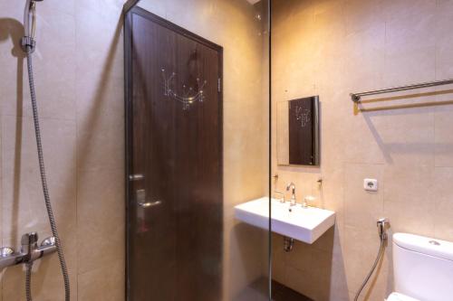 a bathroom with a shower and a sink at Family Only Villa Mountain View - De Reiz Kesuma Syariah 3BR in Bandung