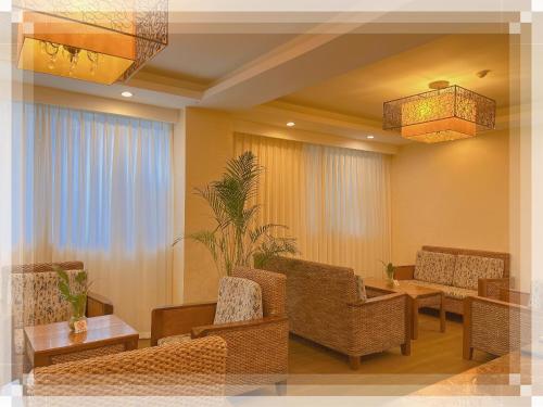 a waiting room with chairs and a table at Chengdu Joyhub Cheer Hotel in Shuangliu