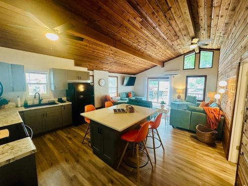 Dapur atau dapur kecil di Astonishing view 100 feet from the lake!