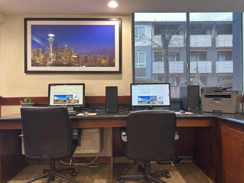 Televisyen dan/atau pusat hiburan di Quality Inn & Suites Everett