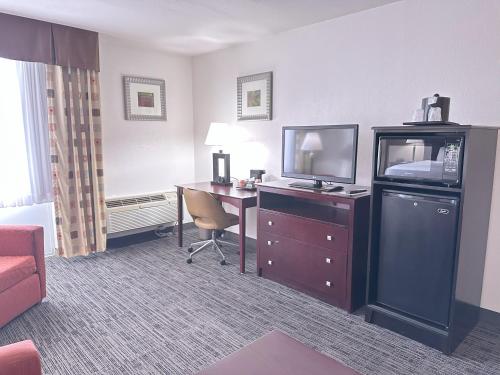 Dapur atau dapur kecil di Quality Inn & Suites Everett
