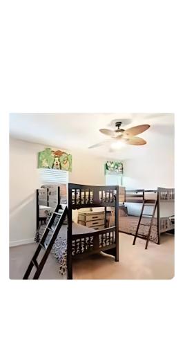 Universal 3BR Townhome with Pool photo 44
