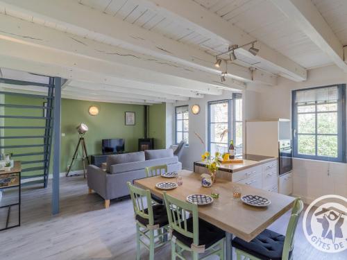 Photo de la galerie de l'établissement Gîte Chaleureux en Bord de Loire avec Terrasse - FR-1-622-97, à Ingrandes