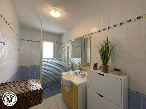 une salle de bain avec un lavabo et une douche dans l'établissement Gîte familial avec piscine chauffée à Bretignolles-sur-Mer - FR-1-426-572, à Bretignolles-sur-Mer