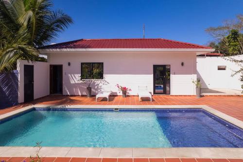a swimming pool in front of a house at Estancia Florencia Hab 6 in Tela