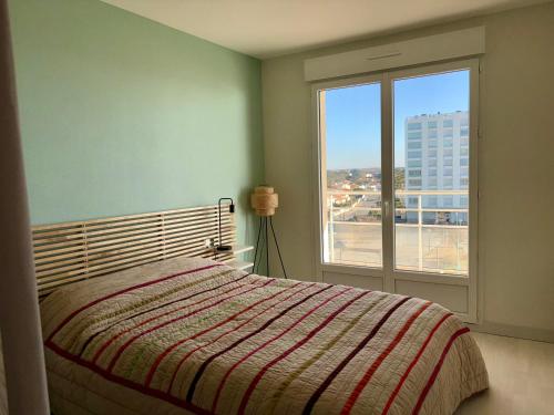 Photo de la galerie de l'établissement Appartement refait à neuf, vue océan, 6 personnes - FR-1-323-562, à Saint-Jean-de-Monts