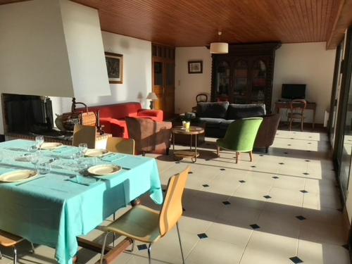 un salon avec une table bleue et des chaises dans l'établissement Grande maison familiale au Roaliguen, vue mer - FR-1-639-133, à Sarzeau