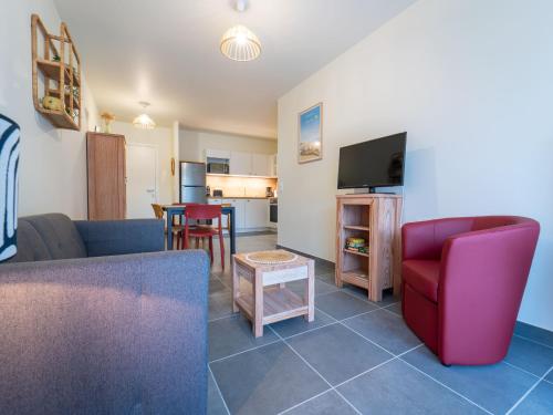 un salon avec un canapé et une télévision dans l'établissement Appartement Neuf à Mimizan : Confort & Proximité de la Plage avec Parking - FR-1-50-155, à Mimizan
