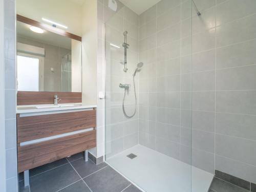 une salle de bain avec douche et lavabo dans l'établissement Appartement Neuf à Mimizan : Confort & Proximité de la Plage avec Parking - FR-1-50-155, à Mimizan