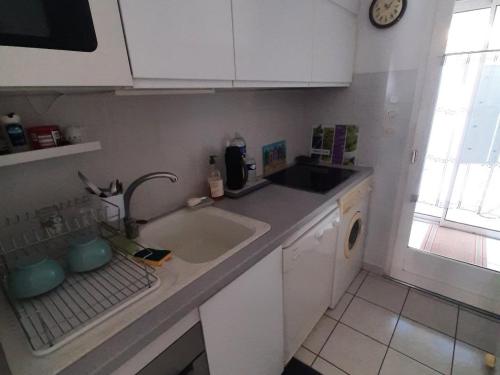 une cuisine avec un évier et une machine à laver dans l'établissement Pavillon Valras-Plage avec Piscine, Climatisation et Parking - FR-1-781-87, à Valras-Plage