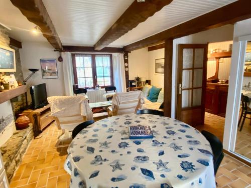 un salon avec une table et des chaises dans l'établissement Maison proche plage à Locmaria, 3 chambres - FR-1-813-18, à Groix