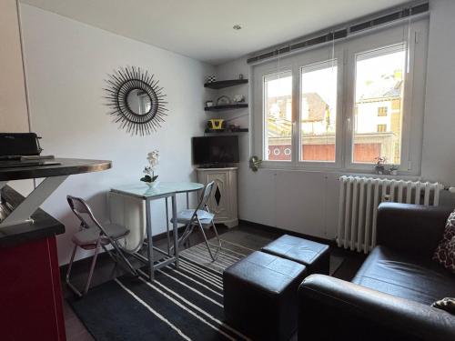 un salon avec une table et un canapé dans l'établissement Type 2 lumineux avec grand garage à Aix-les-Bains - FR-1-555-104, à Aix-les-Bains