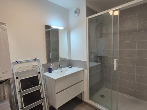 une salle de bain avec un lavabo et une douche dans l'établissement Appartement 4 Personnes - Vue Mer proche Plage - FR-1-482-149, à Fort-Mahon-Plage