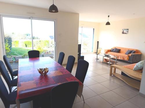une salle à manger avec une table, des chaises et un canapé dans l'établissement Maison Familiale Vue Mer à Saint-Gildas-de-Rhuys - FR-1-639-132, à Saint-Gildas-de-Rhuys