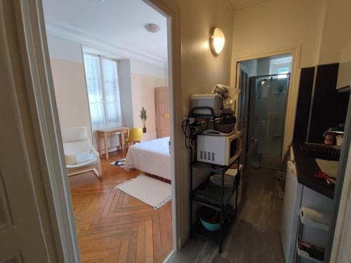 Photo de la galerie de l'établissement Studio charmant avec kitchenette séparée, animaux acceptés à Aix-les-Bains - FR-1-555-105, à Aix-les-Bains