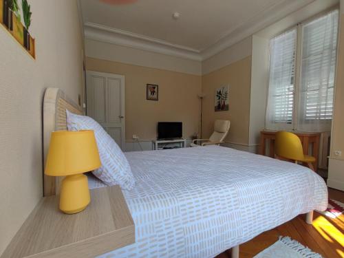 Una cama o camas en una habitación de Studio avec kitchenette séparée à Aix-les-Bains - FR-1-555-105