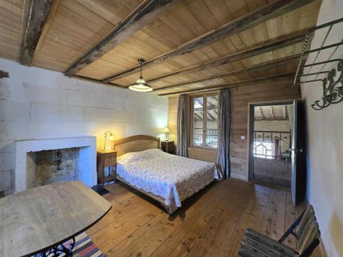 Ένα ή περισσότερα κρεβάτια σε δωμάτιο στο Gîte de charme avec cour enherbée, proche rivière - FR-1-616-464