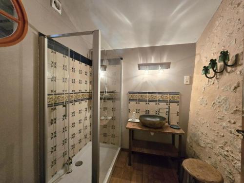 Ένα μπάνιο στο Gîte de charme avec cour enherbée, proche rivière - FR-1-616-464