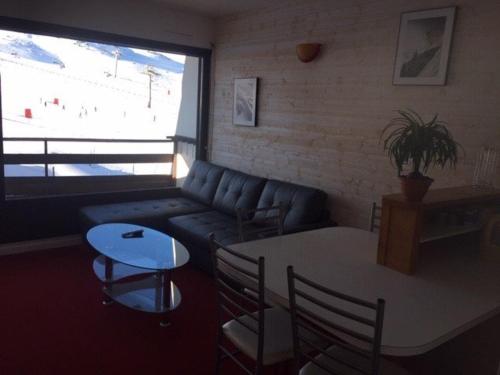 un salon avec un canapé, une table et des chaises dans l'établissement Appartement 6 pers, accès pistes, vue montagne - FR-1-602-120, à Arette