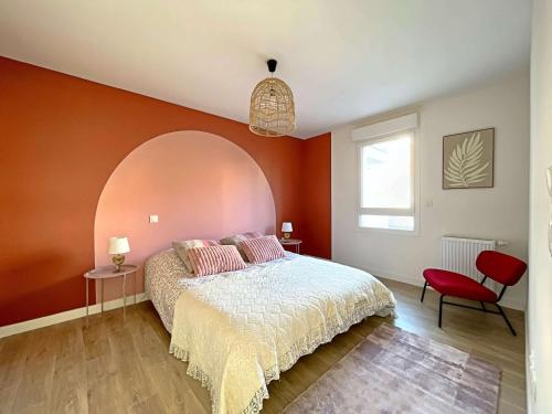 une chambre avec un lit et un mur rouge dans l'établissement Superbe T3 moderne à Berck-Plage avec balcon et garage - FR-1-646-83, à Berck-sur-Mer