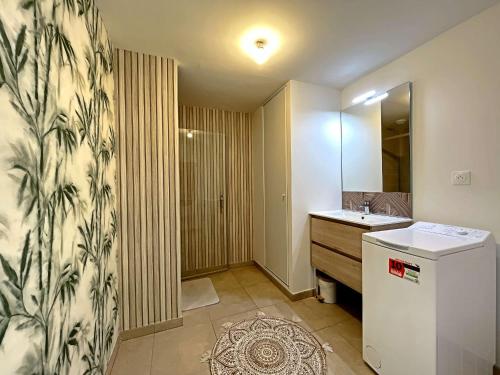 une petite salle de bain avec un lavabo et un miroir dans l'établissement Superbe T3 moderne à Berck-Plage avec balcon et garage - FR-1-646-83, à Berck-sur-Mer