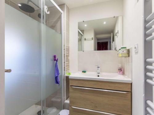 une salle de bain avec un lavabo et une douche en verre dans l'établissement Chalet idéal au cœur de Cauterets, 6-8 pers, parking privé - FR-1-401-315, à Cauterets