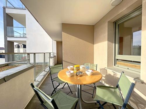 Cet appartement dispose d'un balcon avec une table et des chaises. dans l'établissement Superbe T3 moderne à Berck-Plage avec balcon et garage - FR-1-646-83, à Berck-sur-Mer