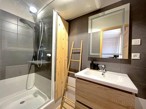 une salle de bain avec un lavabo, une douche et un miroir dans l'établissement Appartement spacieux au cœur de Berck-Plage avec balcon et parking - FR-1-646-82, à Berck-sur-Mer