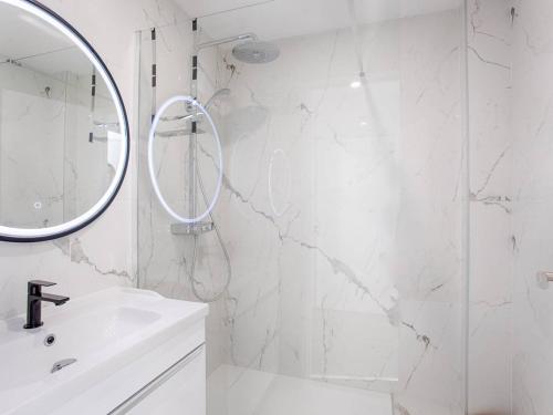 une salle de bain avec une douche, un lavabo et un miroir dans l'établissement Appartement Les pieds dans l'eau - 4 pers. - FR-1-788-53, à Varaville