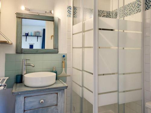 une salle de bain avec un lavabo et une douche dans l'établissement Studio avec parking à 2 pas de la plage, Merville-Franceville - FR-1-788-54, à Merville-Franceville-Plage