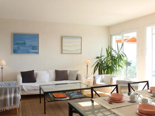 un salon avec un canapé et une table dans l'établissement Appartement 5 pièces 8 pers. avec terrasse et parking à La Baule - FR-1-245-212, au Pouliguen