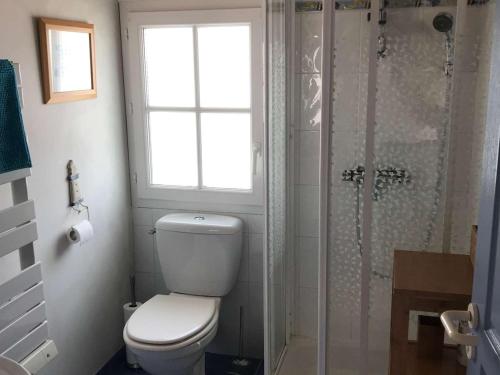 La salle de bains est pourvue de toilettes, d'une douche et d'une fenêtre. dans l'établissement Belle maison 6 pièces proche plage à La Guérinière - FR-1-224B-239, à La Guérinière